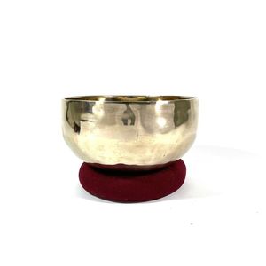 Bol chantant tibétain traditionnel en laiton pur, offrant une résonance profonde pour la guérison des chakras, la pratique du yoga et la méditation bouddhiste. - Product Image 4
