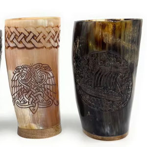 Ensemble de deux verres à boire en corne de bœuf organique sculptés à la main, motif bateau viking, pour bière, cidre, vin, alcool et autres boissons - Product Image 1
