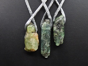 Pendentif en Kyanite Verte Naturelle Brute Perforée Latéralement - Trou de 3MM - Pierre Libre - Collier Perlé - PMEGEMSBEADS Modèle CJ 40-50MM - Product Image 5