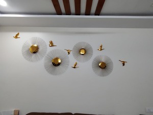 Décoration murale moderne en métal motif soleil éclatant avec oiseaux en vol pour salon et couloir, idéale pour les intérieurs de villas et de complexes hôteliers, provenance Inde - Product Image 3
