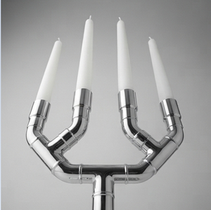 4-Armiger Silberner Metall-Kerzenleuchter Geometrischer Röhrenförmiger Kerzenständer mit Rechteckiger Basis für 4 Stabkerzen - Product Image 3