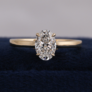 Bague de fiançailles ovale en diamant de laboratoire, halo caché, sertissage cathédrale, plaqué or, certifiée IGI, luxe - Product Image 4