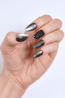 Uñas Postizas Metálicas Negras Personalizadas Helios, Diseño 3D con Cuentas, Estampado Dorado, Forma Almendrada, Tamaño Mediano 24