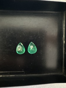 Émeraudes naturelles zambiennes, taille poire, pierres précieuses en vrac, paire de pierres vertes riches à facettes pour bagues, boucles d'oreilles et bijoux fins - Product Image 3