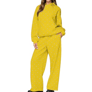 Survêtement personnalisé avec sweat à capuche assorti, fabriqué par une usine de survêtements pour les boutiques américaines, taille à cordon. - Product Image 1