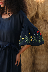 Nuevo Vestido Midi de Lino Negro con Mangas Acampanadas Bordadas y Flores Hechas a Mano, Elegante Vestido Tipo Túnica Boho con Cuello Barco y Corte en A - Product Image 3