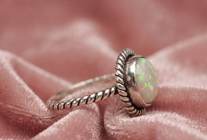 Anillos Unisex Clásicos de Plata de Ley 925 con Ópalo Blanco Natural para una Elegancia Atemporal, Uso Diario y Regalo - Product Image 4