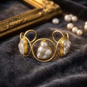 Precioso brazalete con motivo floral dorado, brazalete de diseño de trébol de lujo, pulsera de oro elegante inspirada en Boho para mujeres y niñas - Product Image 1