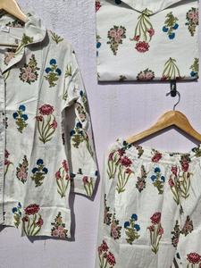 Conjunto de Pijama de Algodón con Estampado Floral para Mujer |   Traje de Dormir Indio a Rayas Hecho a Mano |   Ropa de Casa de Muselina Suave - Product Image 6