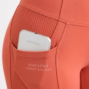Conjunto de yoga de dos piezas para mujer, color coral, con top de un solo hombro y shorts de ciclista de cintura alta con bolsillos, ropa deportiva para fitness, gimnasio y entrenamiento. - Product Image 6