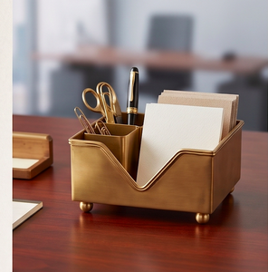 Portarrollos de papel de seda en metal dorado con diseño vintage, perfecto para utensilios de cocina y uso elegante en la mesa, así como para decoración. - Product Image 4