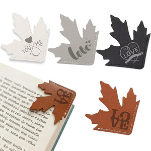 Marcapáginas de cuero hecho a mano con diseño de hoja de arce, accesorio de lectura y regalo personalizado para amantes de los libros y estudiantes, en venta. - Product Image 1