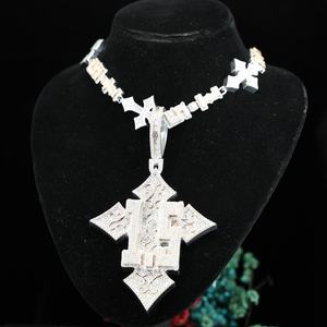 จี้รูปทรงกากบาทประดับตัวเลขแฟนซีแบบกำหนดเอง เงินแท้ 925 ทรงกลม เจียระไนอย่างประณีต สำหรับเป็นของขวัญคริสต์มาส โดย CONCEPTION - Product Image 3