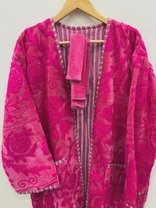 Kimono en velours rose fait main, respirant et confortable pour une tenue toute la journée, avec motifs floraux brodés à la main, robe à manches longues - Product Image 2