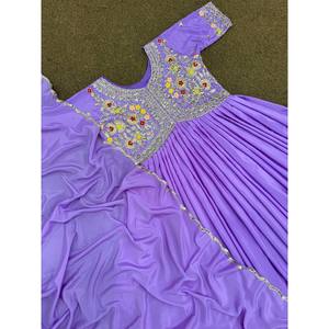 ชุดเดรสยาวแบบ Aliya พร้อมผ้าคลุมไหล่ ตกแต่งด้วยงานปักและเลื่อมอย่างหรูหรา เหมาะสำหรับงานกลางคืน - Product Image 3