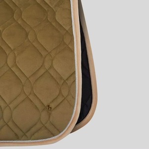BRAND ZONE Tapis de selle polyvalent personnalisé confortable pour dressage et équitation anglaise, en velours avec rembourrage en mousse de polyester - Product Image 3