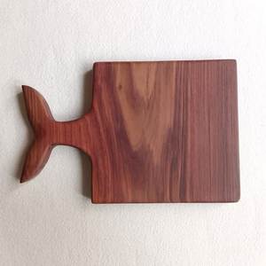เขียงไม้ทรงสี่เหลี่ยมผืนผ้า ด้ามจับรูปหางปลา ผิวสัมผัสธรรมชาติ - Product Image 3