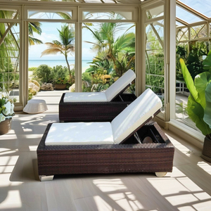 Les chaises longues en rotin créent un havre de détente dans la véranda sur le balcon du patio ou à côté de l'étang du jardin. - Product Image 1