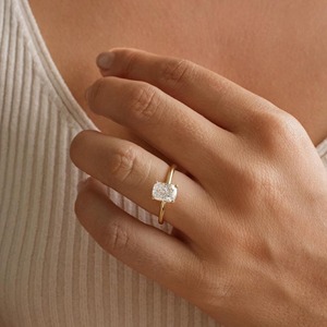 Bague en or jaune 14 carats avec diamant de laboratoire taille coussin allongée de 2,20 carats, sertie de pavés, halo caché, pour fiançailles, mariage ou anniversaire - Product Image 4