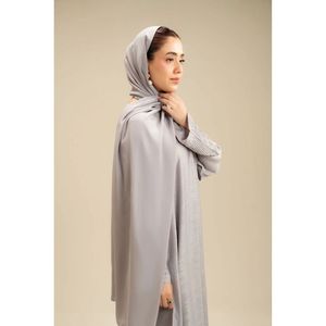 ชุดอาบายะสีเทาอ่อนปักลายที่แขนเสื้อสำหรับผู้หญิง ชุดเดรสยาวแบบเรียบร้อยสำหรับงานกลางคืน/งานทางการ พร้อมผ้าคลุมไหล่เข้าชุดสำหรับวันอีดและใส่ทำงาน - Product Image 2