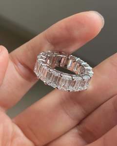 Anillo de compromiso geométrico de lujo para mujer, chapado en oro de 18 quilates, plata 925, moissanita, corte baguette, engaste de canal, banda de eternidad - Product Image 2