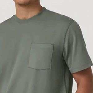 Camiseta Urbana Olive Pocket para Hombre con Logotipo Personalizado en el Pecho, Corte Relajado, Estilo Urbano Premium para Uso Diario, Manga Corta - Product Image 4
