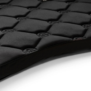 Manta de Silla de Montar Acolchada Negra para Doma Clásica, Forro de Poliéster Polar, Ribete Dorado, Personalizada por Sublimación, Profesional para Equitación - Product Image 3