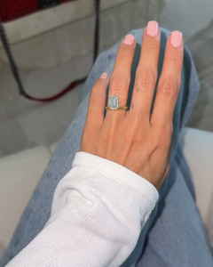 Anillo Solitario Augustus con Diamante Cultivado en Laboratorio de Corte Esmeralda de 3 Quilates, Anillo de Compromiso con Banda de Cigarro de Oro Amarillo de 14K, Certificado IGI - Product Image 3