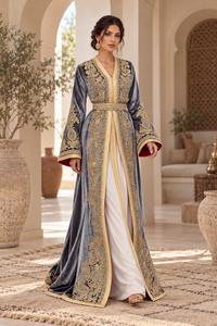 Caftán marroquí de terciopelo color ciruela Mishkat Couture con mangas acampanadas y cinturón dorado a juego, largo MAXI, para fiestas de invierno. - Product Image 3