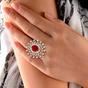 Bague Diamantée Éclatante Daisy, Bague Le Jardin Céleste Impérial, Un Nuage Monumental de Diamants dans un Halo Doré - Product Image 2