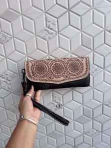 Cartera de Mano de Cuero con Grabado Artesanal de Diseño 2026, Elegante Cartera de Cuero Genuino Multiusos para Mujer, Estilo Occidental, para Uso Diario - Product Image 2