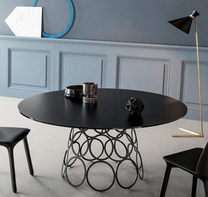 Mesa de centro metálica con superficie de madera que permite un diseño interior versátil, desde espacios industriales tipo loft hasta apartamentos minimalistas. - Product Image 1