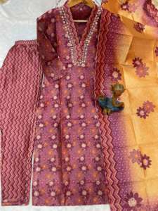 Conjunto de Kurti Floral Color Vino con Pantalón Interior Ligero para Mayor Comodidad - Product Image 3