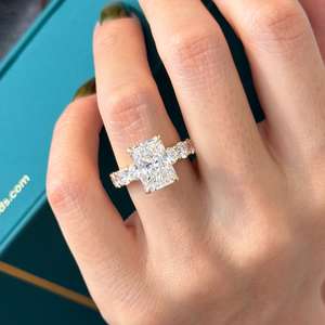 Bague de fiançailles avec halo caché en diamant de laboratoire radiant de 5 carats E VVS2, bande de diamants ronds en or jaune de luxe de 4,2 mm, certifiée IGI - Product Image 1