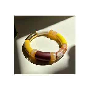 Bracelet en résine de luxe avec des détails élégants faits à la main, accessoire de poignet élégant pour un usage quotidien et des événements spéciaux - Product Image 1