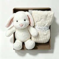 Ensemble cadeau personnalisé de lapin en peluche blanc à oreilles tombantes et couverture tricotée, panier cadeau en peluche pour nouveau-né en forme de lapin, cadeau de naissance en peluche
