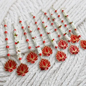 Décoration florale suspendue en lotus rouge fait main avec perles et fleurs blanches pour porte, mur, fenêtre, mariage et décoration traditionnelle - Product Image 1