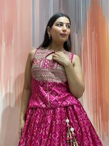 Exclusivo conjunto de blusa larga estilo Banjara de seda rusa Chaniya Choli con dupatta bordada para boda, para mujer. - Product Image 4