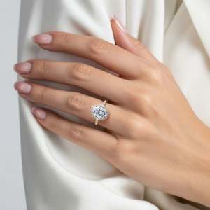 Anillo Solitario Ovalado de Moissanita con Engaste de Garra en Plata 925 Bañada en Oro Rosa y Oro de 14K, Anillo de Compromiso y Promesa de Lujo - Product Image 5