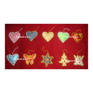 Adorno Colgante de Alta Calidad Hecho a Mano con Bordado Zari y Cuentas, Forma Personalizable, para Decoración de Árboles de Navidad y Regalo - Product Image 4