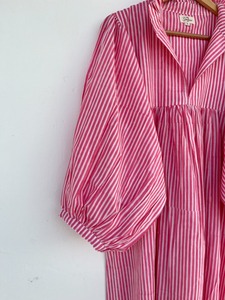 Robe longue en coton rayée rose et blanche pour femme, col à volants, manches longues bouffantes, coupe ample, style bohème, légère, idéale pour les vacances - Product Image 3