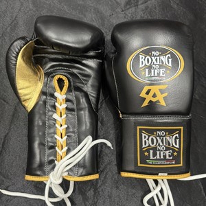 Guantes de boxeo personalizados No Boxing No Life, negros y dorados, de cuero genuino con cordones, guantes profesionales para entrenamiento y sparring, guantes de boxeo ganadores. - Product Image 1