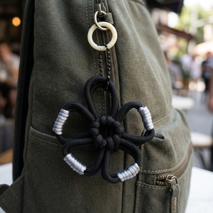 Breloques de sac en paracorde tressé faites à la main, porte-clés macramé, accessoire esthétique pour sac à dos et sac à main, noir, gris, argent, cadeaux - Product Image 5