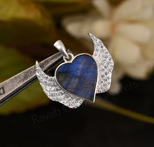 Colgante de Plata 925 con Baño de Rodio y Alas, con Labradorita Natural en Forma de Corazón de 15mm y Detalles de Circonita Cúbica, el Más Vendido para Collares - Product Image 2