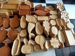 Planche de service ronde en bois naturel personnalisée et écologique avec poignée pour la vente en gros – Idéale pour le pain, les fruits et les légumes - Product Image 6