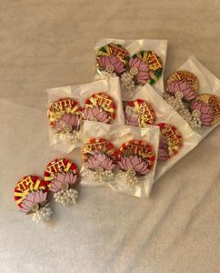 Broche artisanale « Jai Shri Ram » en lotus rose avec Gota Patti et perles, symbole de dévotion spirituelle et d'art traditionnel - Product Image 2