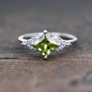 Anillo de Plata de Ley 925 Art Deco con Peridoto Natural, Piedra de Nacimiento de Agosto, Joyería Elegante y Atemporal con Piedras Preciosas, Regalo - Product Image 4