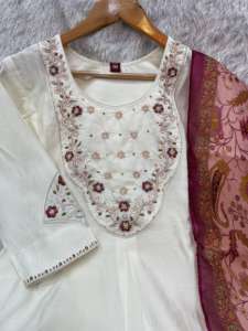 Conjunto de Kurti y Pantalón de Seda Marina Premium con Bordado y Dupatta de Seda Zarana con Estampado Digital - Product Image 4