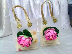Sac cadeau de luxe fait main en forme de fleur de lotus rose avec poignées dorées pour faveur de mariage, cadeau de remerciement, emballage boutique, événements festifs - Product Image 1
