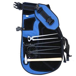 Tablier de fermeur robuste pour la protection des jambes et des cuisses, avec pince à sabots, crocheteuse à sabots, marteau à clous noir et extracteur de sabots - Product Image 1